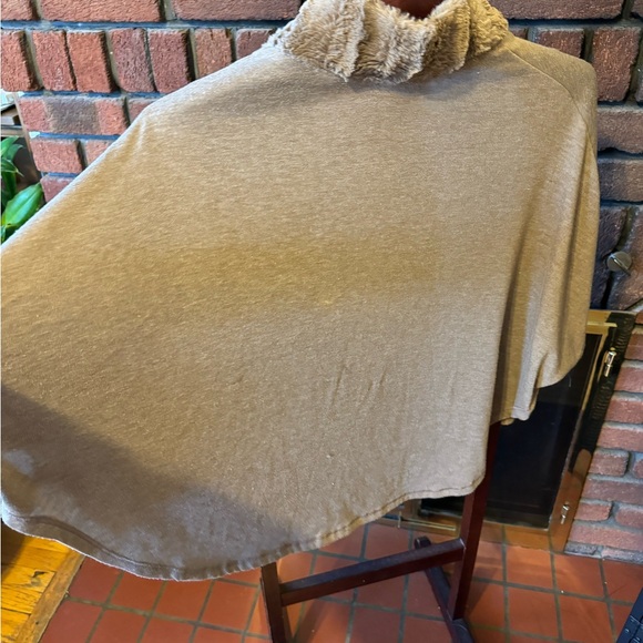 Simply Irresistible light and soft poncho - Picture 6 of 6